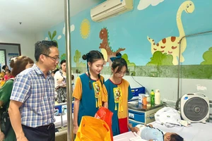 Thầy trò Trường THCS Thái Thịnh (Đống Đa, Hà Nội) thăm và tặng quà Tết Trung thu cho bệnh nhi tại Khoa Gan mật, Bệnh viện Nhi Trung ương. 