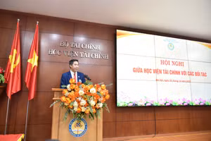 NGƯT.PGS.TS Nguyễn Đào Tùng - Giám đốc Học viện Tài chính trao đổi thông tin tại Hội nghị với các đối tác chiều 4/10. 