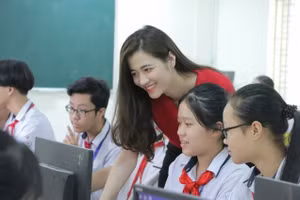 Cô trò Trường THCS Thịnh Liệt, quận Hoàng Mai, Hà Nội trong giờ thực hành môn Tin học. Ảnh minh họa: Đình Tuệ. 