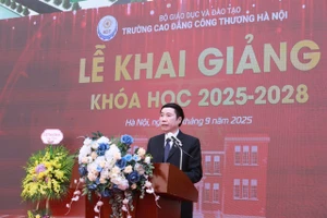 NGƯT. PGS.TS Ngô Kim Khôi - Hiệu trưởng Trường Cao đẳng Công thương Hà Nội phát biểu tại lễ khai giảng khóa học 2025-2028. Ảnh: Đình Tuệ.