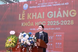 NGƯT. PGS.TS Ngô Kim Khôi - Hiệu trưởng Trường Cao đẳng Công thương Hà Nội phát biểu tại lễ khai giảng khóa học 2025-2028. Ảnh: Đình Tuệ.