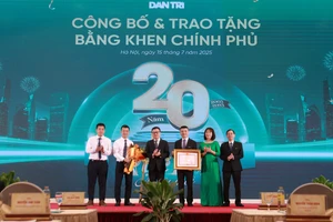 Nhà báo Lê Quốc Minh, Tổng Biên tập Báo Nhân Dân, Phó Trưởng Ban Tuyên giáo và Dân vận Trung ương trao Bằng khen của Thủ tướng cho Báo Dân trí. (Ảnh: Đình Tuệ)