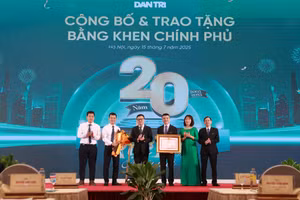 Nhà báo Lê Quốc Minh, Tổng Biên tập Báo Nhân Dân, Phó Trưởng Ban Tuyên giáo và Dân vận Trung ương trao Bằng khen của Thủ tướng cho Báo Dân trí. (Ảnh: Đình Tuệ)