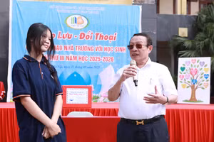 TS Lê Xuân Trung - Phó Hiệu trưởng phụ trách Trường THPT Chất lượng cao Lê Lợi đối thoại cùng học sinh. Ảnh: Đình Tuệ.