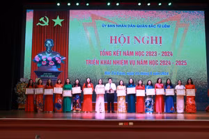 Đại diện các đơn vị được lãnh đạo quận khen thưởng vì có thành tích tiêu biểu trong năm học 2023-2024.