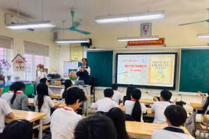 Một hoạt động giới thiệu sách tại lớp của Trường THCS Nguyễn Du, phường Hoàn Kiếm, Hà Nội.