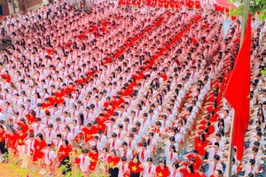 Giờ Sinh hoạt dưới cờ sáng 25/8 vô cùng ý nghĩa và ấn tượng tại Trường THCS Nguyễn Du - phường Đại Mỗ, Hà Nội. 