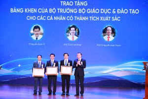 PGS.TS Nguyễn Đức Sơn - Hiệu trưởng Trường ĐH Sư phạm Hà Nội trao tặng Bằng khen của Bộ trưởng Bộ GD&ĐT cho tập thể Khoa Quản lý giáo dục và 3 cá nhân nhân dịp 20 năm thành lập Khoa. 