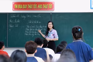 Cô trò lớp 9A4, Trường THCS Nguyễn Bỉnh Khiêm, quận Long Biên (Hà Nội) cùng chữa đề khảo sát môn Ngữ văn của trường bạn. Ảnh: Đình Tuệ.