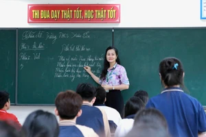 Cô trò lớp 9A4, Trường THCS Nguyễn Bỉnh Khiêm, quận Long Biên (Hà Nội) cùng chữa đề khảo sát môn Ngữ văn của trường bạn. Ảnh: Đình Tuệ.