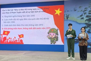 Phần giao lưu trả lời câu hỏi tại Trường THPT Ngô Quyền, phường Trường Thi, tỉnh Ninh Bình sáng 22/12. 