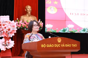 Bà Trần Bích Huệ - Bí thư Chi bộ, Trưởng Phòng Quản lý kiểm định chất lượng giáo dục thuộc Cục Quản lý chất lượng (Bộ GD&ĐT) phát biểu ý kiến. Ảnh: Đình Tuệ.