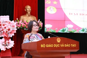 Bà Trần Bích Huệ - Bí thư Chi bộ, Trưởng Phòng Quản lý kiểm định chất lượng giáo dục thuộc Cục Quản lý chất lượng (Bộ GD&ĐT) phát biểu ý kiến. Ảnh: Đình Tuệ.