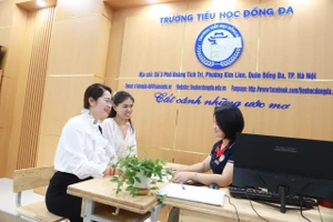 Phụ huynh được giáo viên kiểm tra, đối sánh và tiếp nhận hồ sơ tuyển sinh cho trẻ vào lớp 1 khi đạt yêu cầu. Ảnh: Đình Tuệ. 