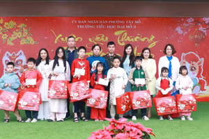 Những suất quà Tết đầy ý nghĩa được trao tới học sinh Trường Tiểu học Đại Mỗ 3.