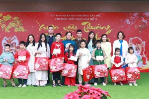 Những suất quà Tết đầy ý nghĩa được trao tới học sinh Trường Tiểu học Đại Mỗ 3.