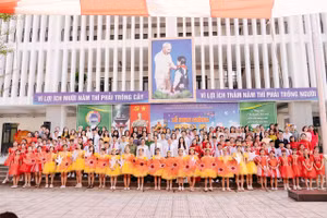 Lãnh đạo quận Bắc Từ Liêm (Hà Nội) tham dự lễ khai giảng năm học mới 2024-2025 tại Trường THCS Nguyễn Thị Minh Khai, phường Tây Tựu. 