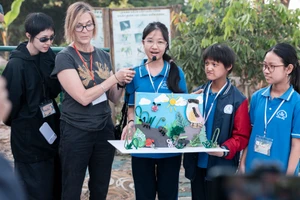 Học sinh hào hứng thuyết trình về sản phẩm mình thiết kế liên quan đến chủ đề hệ sinh thái sông Hồng. 