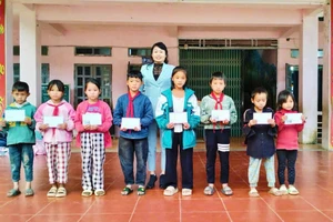 Cô Phạm Thị Xuân bên những em học trò thân yêu tại Trường PTDTBT Tiểu học Dào San (xã Dào San, Lai Châu). Ảnh: NVCC.