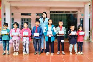 Cô Phạm Thị Xuân bên những em học trò thân yêu tại Trường PTDTBT Tiểu học Dào San (xã Dào San, Lai Châu). Ảnh: NVCC.