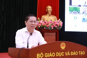 Thứ trưởng Bộ GD&ĐT Lê Tấn Dũng phát biểu chỉ đạo tại hội nghị. Ảnh: Đình Tuệ.