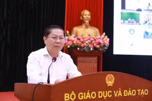 Thứ trưởng Bộ GD&ĐT Lê Tấn Dũng phát biểu chỉ đạo tại hội nghị. Ảnh: Đình Tuệ. 