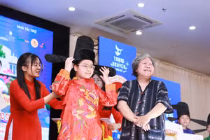 GS Sử học Lê Văn Lan động viên và trao giải cho thí sinh đạt giải Trạng Nguyên của cuộc thi Trạng Nguyên Tiếng Việt năm 2025. Ảnh: Đình Tuệ.