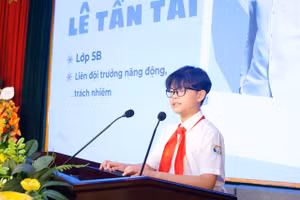 Em Lê Tấn Tài - học sinh Trường Tiểu học Trần Quốc Toản phát biểu tri ân tại buổi lễ.