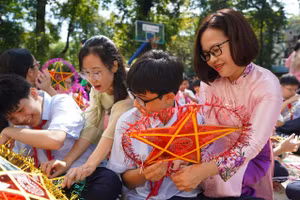 Cô trò cùng trải nghiệm làm đèn ông sao chơi Tết Trung thu ngay tại sân Trường THCS Đống Đa. 