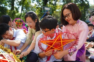Cô trò cùng trải nghiệm làm đèn ông sao chơi Tết Trung thu ngay tại sân Trường THCS Đống Đa. 