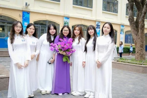 Cô Minh Thúy và các em học sinh Trường THCS & THPT Nguyễn Siêu, Hà Nội.