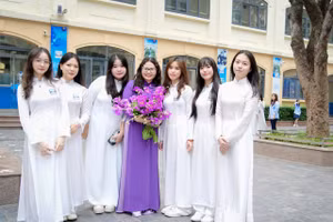 Cô Minh Thúy và các em học sinh Trường THCS & THPT Nguyễn Siêu, Hà Nội.