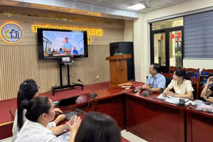 Các thầy cô Trường THCS Thái Thịnh kết nối trực tuyến với đầu cầu Cao Bằng để chia sẻ kinh nghiệm chuyên môn.