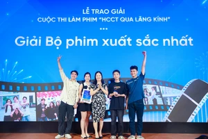 Ban tổ chức trao giải Bộ phim xuất sắc nhất mang tên "Vấp ngã trưởng thành".