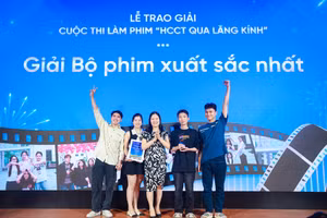 Ban tổ chức trao giải Bộ phim xuất sắc nhất mang tên "Vấp ngã trưởng thành". 