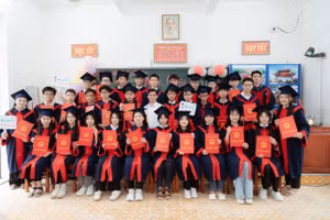 Tập thể lớp 9A, Trường THCS Hải Hậu (Nam Định) chụp ảnh chung với thầy giáo chủ nhiệm Mai Văn Hoạt. Ảnh: NVCC.