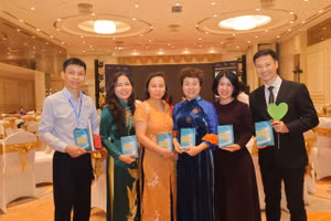 Ban lãnh đạo Mạng lưới EdulightenUp và các vị khách mời. 