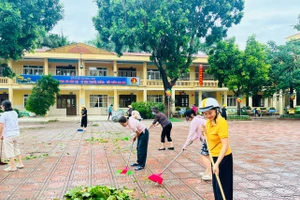 Cán bộ giáo viên tiến hành tổng vệ sinh, dọn dẹp sau bão số 3 tại Trường Tiểu học Yên Nghĩa , quận Hà Đông (Hà Nội) sáng 8/9.