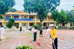 Cán bộ giáo viên tiến hành tổng vệ sinh, dọn dẹp sau bão số 3 tại Trường Tiểu học Yên Nghĩa , quận Hà Đông (Hà Nội) sáng 8/9.