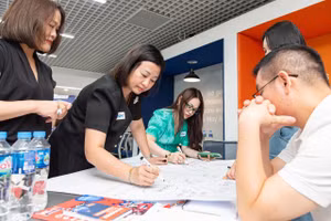 Các thầy cô đến từ nhiều trường THPT tham gia khóa đào tạo.