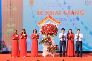 Ông Trương Quốc Huy (thứ 3 từ phải sang) - Bí thư Tỉnh ủy Ninh Bình; bà Hà Lan Anh (thứ hai từ phải qua) - Phó Chủ tịch UBND tỉnh Ninh Bình; ông Nguyễn Tiến Dũng (bìa phải) - Giám đốc Sở GD&ĐT Ninh Bình dự lễ khai giảng năm học mới 2025-2026 tại Trường Tiểu học Ninh Giang, phường Tây Hoa Lư sáng 5/9. Ảnh: Sở GD&ĐT Ninh Bình.