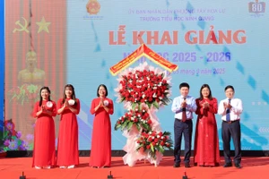 Ông Trương Quốc Huy (thứ 3 từ phải sang) - Ủy viên Trung ương Đảng, Bí thư Tỉnh ủy Ninh Bình; bà Hà Lan Anh (thứ hai từ phải qua) - Phó Chủ tịch UBND tỉnh Ninh Bình; ông Nguyễn Tiến Dũng (bìa phải) - Giám đốc Sở GD&ĐT Ninh Bình dự lễ khai giảng năm học mới 2025-2026 tại Trường Tiểu học Ninh Giang, phường Tây Hoa Lư sáng 5/9. Ảnh: Sở GD&ĐT Ninh Bình.