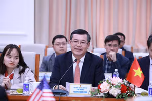 Thứ trưởng Bộ GD&ĐT Nguyễn Văn Phúc chủ trì buổi làm việc với đoàn Đại sứ quán Hoa Kỳ tại Việt Nam và một số đại học Hoa Kỳ chiều 31/3. Ảnh: Đình Tuệ.