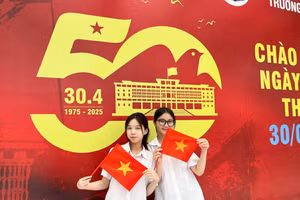 Nữ sinh Trường THCS Khương Thượng, quận Đống Đa chào mừng đại lễ 50 năm Giải phóng Miền Nam, thống nhất đất nước. 