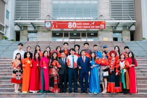 Lãnh đạo Học viện Tài chính chụp ảnh của giảng viên, sinh viên, học viên chào đón đại lễ 80 năm Quốc khánh 2/9. 