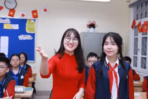 Cô và trò lớp 9A1, Trường THCS Chương Dương, phường Hồng Hà, TP Hà Nội. Ảnh: Đình Tuệ.