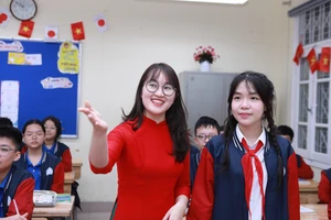 Cô và trò lớp 9A1, Trường THCS Chương Dương, phường Hồng Hà, TP Hà Nội. Ảnh: Đình Tuệ.