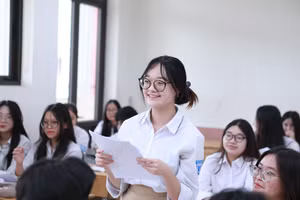 Học sinh lớp 12 Trường THPT Trương Định, Hà Nội trong giờ học trên lớp. Ảnh: Đình Tuệ.