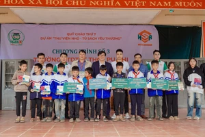 Đại diện HSA Education trao tặng sách trong Dự án “Thư viện nhỏ - Tủ sách yêu thương” tại Trường PTDTBT THCS Pu Nhi, xã Pu Nhi, huyện Điện Biên Đông, tỉnh Điện Biên. 