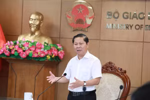 Thứ trưởng Lê Tấn Dũng chủ trì cuộc họp với đại diện một số cơ sở giáo dục đại học, ngành Giáo dục các địa phương chiều 17/7. Ảnh: Đình Tuệ. 